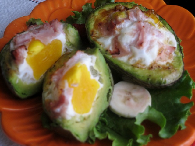 Avocado baked Eggs – Easy Breezy Breakfast